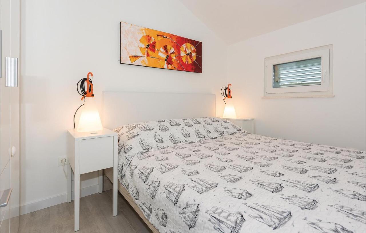 Cozy Apartment In Brodarica With Wifi Kültér fotó