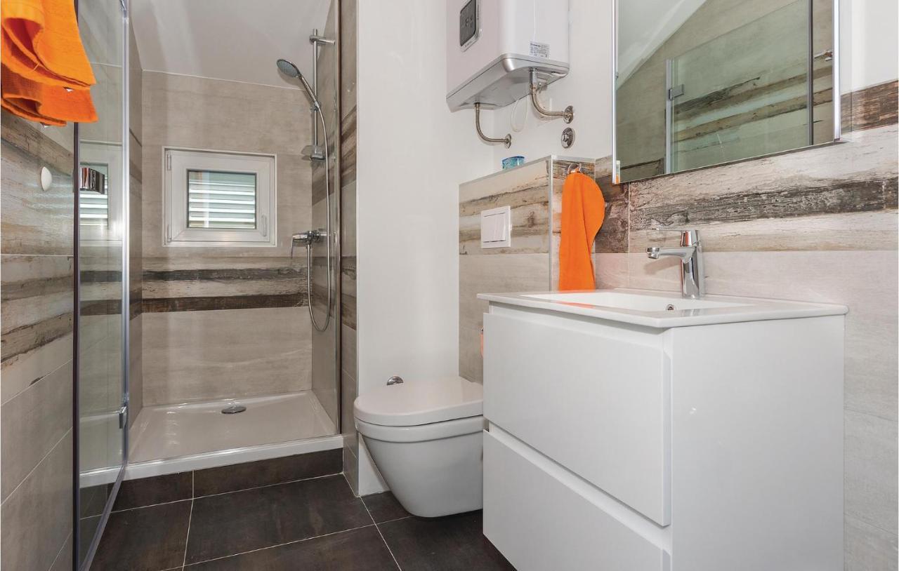 Cozy Apartment In Brodarica With Wifi Kültér fotó