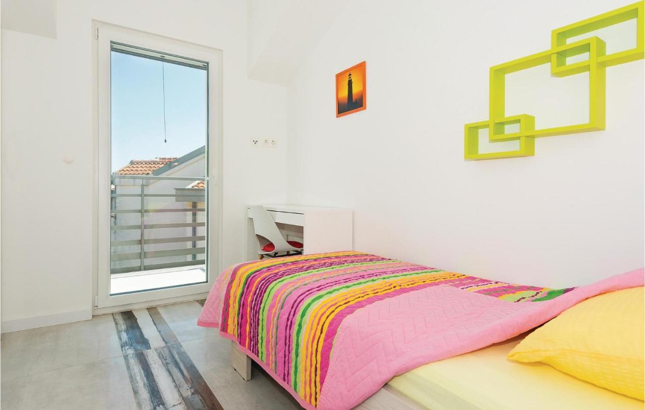 Cozy Apartment In Brodarica With Wifi Kültér fotó