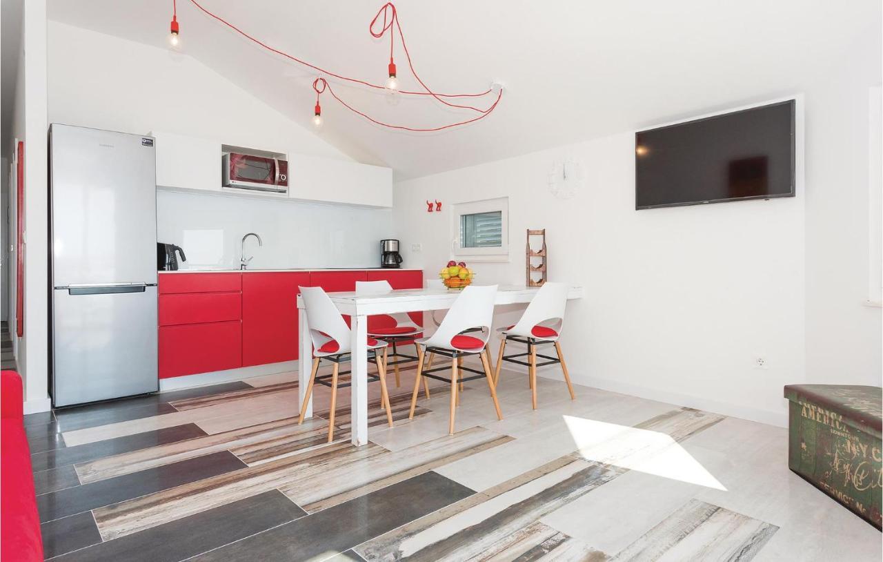 Cozy Apartment In Brodarica With Wifi Kültér fotó