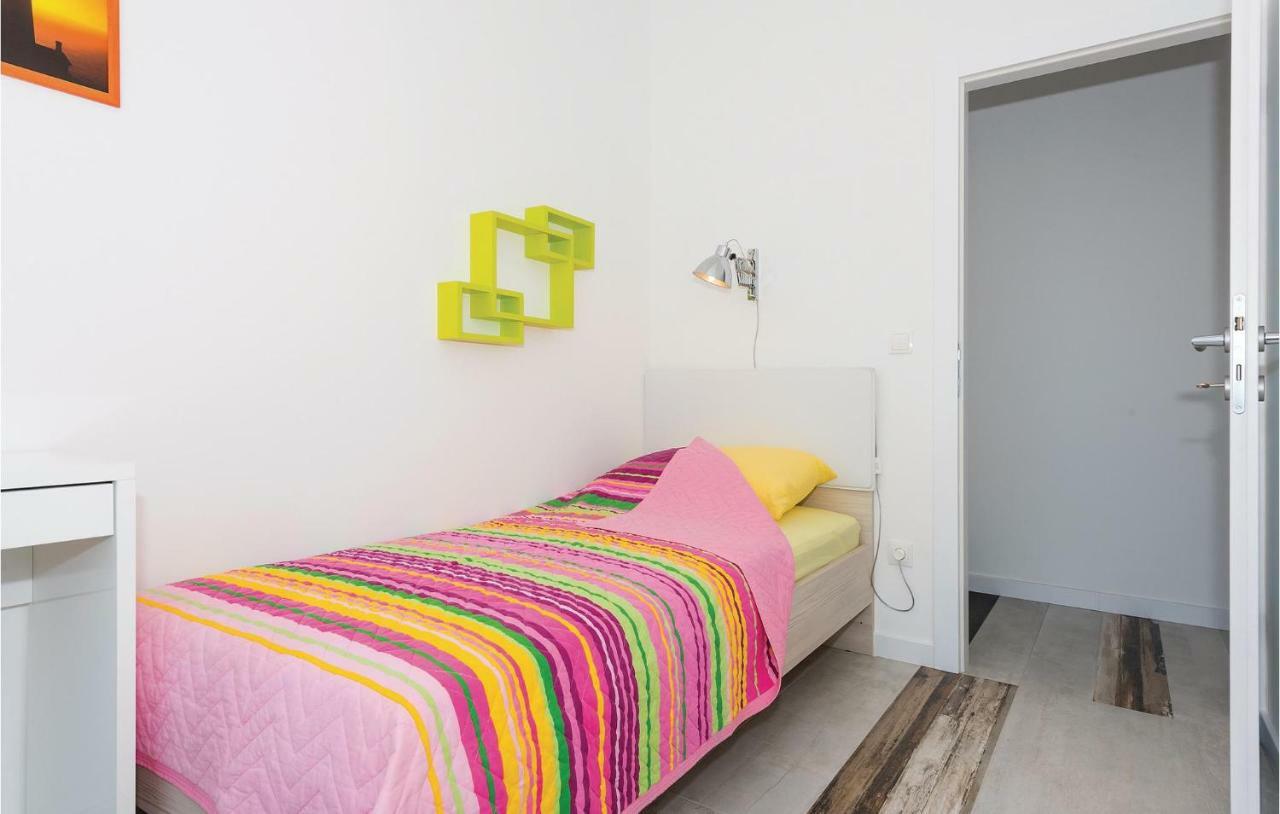 Cozy Apartment In Brodarica With Wifi Kültér fotó